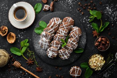 Fıstıklı çikolatalı kurabiye. Pişirme. Üst görünüm, ücretsiz kopyalama alanı.