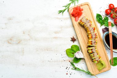 Suşi ve avokado. Yeşil ejderha. Japon yemeği. Üst Manzara. Kırsal biçim.