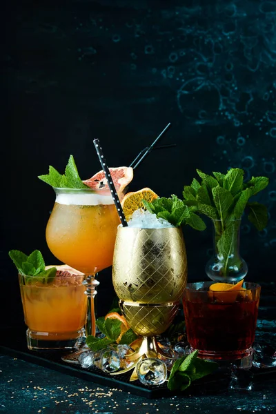 Set Cocktail Alcolici Colorati Uno Sfondo Pietra Nera Barra Dei — Foto Stock