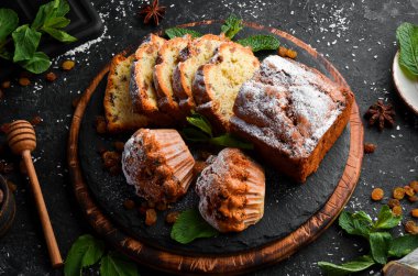 Kurutulmuş meyveli lezzetli kek. Üst görünüm, ücretsiz kopyalama alanı.