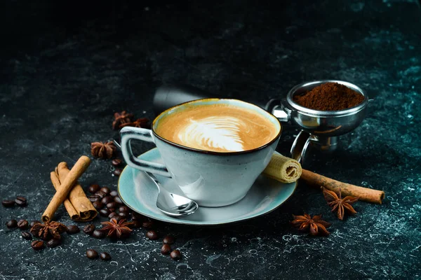 Cappuccino Koffie Met Melk Een Kopje Een Zwarte Stenen Achtergrond — Stockfoto