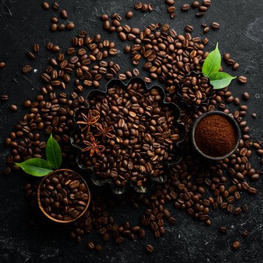 Siyah taşlı arka planda kavrulmuş kokulu kahve çekirdekleri. Üst Manzara. Metnin için boş yer.