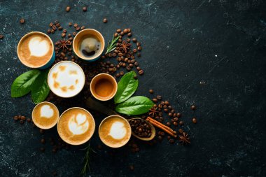 Kahve seti: espresso, cappuccino, latte ve Americano. Siyah taştan bir arka planda. Üst görünüm.