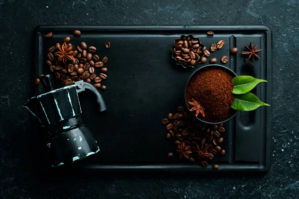 Kaffee Vorhanden Geröstete Duftende Kaffeebohnen Und Kaffeemaschine Auf Schwarzem Steinhintergrund — Stockfoto