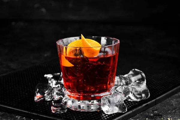 Traditionell Negroni Cocktail Svart Sten Bakgrund Menyraden Alkohol — Stockfoto