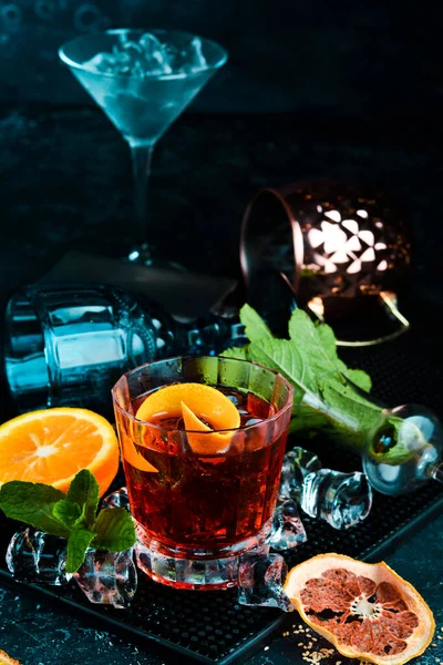 Cóctel Tradicional Negroni Sobre Fondo Piedra Negra Menú Bar Alcohol — Foto de Stock