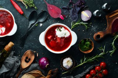 Pancar ve sebze çorbası. Geleneksel Ukrayna yemekleri. Üst Manzara. Metnin için boş yer.