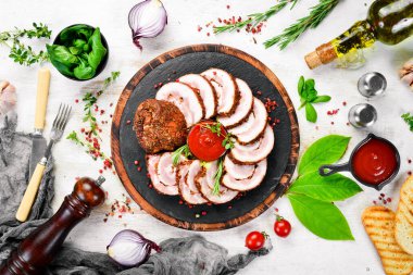 Domuz eti ve baharattan yapılmış fırında et rulosu. Üst Manzara. Kırsal biçim.