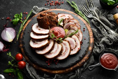 Domuz eti ve baharattan yapılmış fırında et rulosu. Üst Manzara. Kırsal biçim.