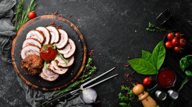 Domuz eti ve baharattan yapılmış fırında et rulosu. Üst Manzara. Kırsal biçim.