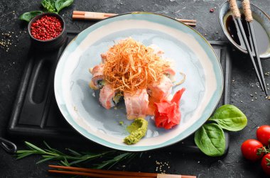 Somonlu suşi ve kızarmış soğan. Japon yemeği. Üst Manzara. Kırsal biçim.