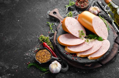 Baharatlı ve otlu haşlanmış tavuk sosisi. Üst Manzara. Metin için boş alan.