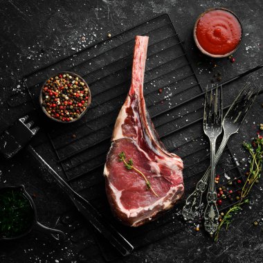 Izgarada çiğ biftek. Kemiğe biftek. Üst Manzara. Boş kopyalama alanı.