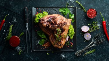 Tütsülenmiş domuz eti, baharat ve ot. Üst Manzara. Metin için boş alan.