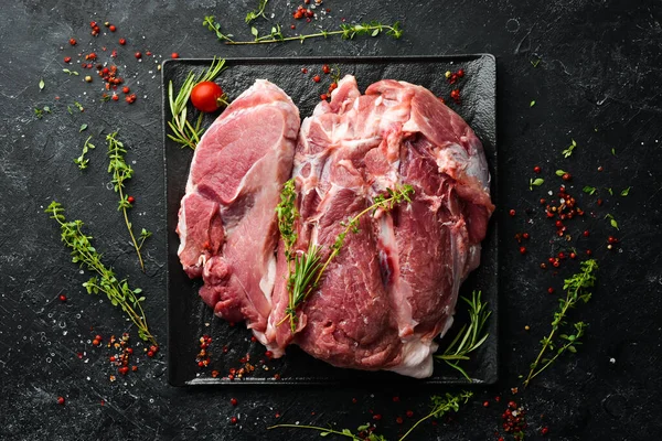 Кусок Свежей Сырой Свинины Шеи Ингредиентами Специями Кухонном Фоне Мясо — стоковое фото