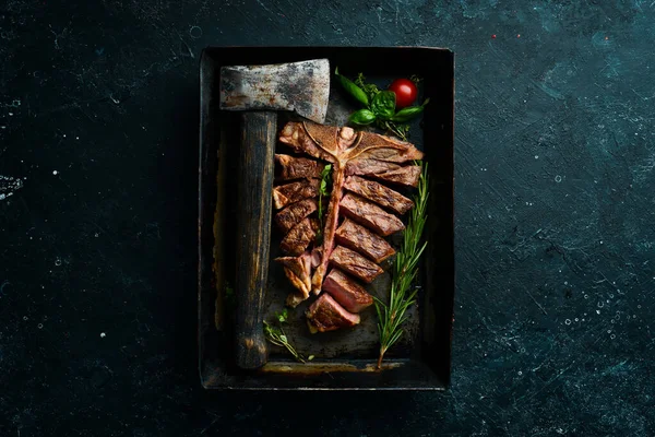 Grilovaný Bone Steak Kořením Kovové Misce Černém Pozadí Horní Pohled — Stock fotografie