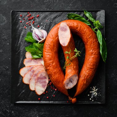 Yüzük füme domuz sosisi. Üst Manzara. Metin için boş alan.