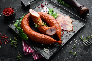 Yüzük füme domuz sosisi. Üst Manzara. Metin için boş alan.