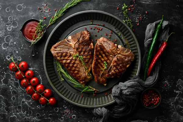 Grilovaný Bone Steak Kořením Kovové Misce Černém Pozadí Horní Pohled — Stock fotografie