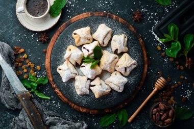 Tatlı çilek reçelli kurabiyeler. Şekerler. Üst görünüm, ücretsiz kopyalama alanı.