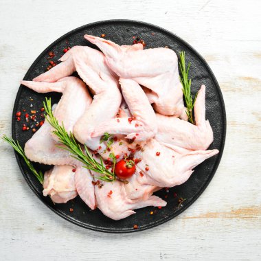 Mutfak arka planında baharatlı çiğ tavuk kanadı. - Et. Üst Manzara. Kırsal biçim.