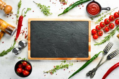 Baharatlı, sebzeli ve otlu beyaz mutfak afişi. Üst Manzara. Kırsal biçim.