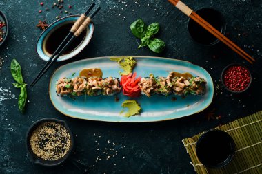 Yılan balığı ve soya soslu rulo. Suşi. Üst Manzara. Kırsal biçim.