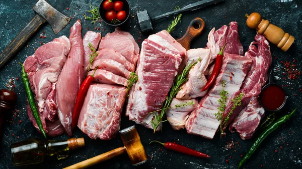 Conjunto Carne Cruda Carne Cerdo Sobre Fondo Piedra Negra Con — Foto de Stock