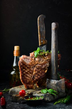 Siyah arka planda baharatlı ve otlu iki sulu ızgara biftek. Üst Manzara. Kırsal biçim.