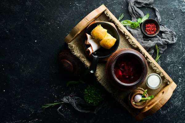 Ukrayna yemeği. Domuz yağlı borç, sarımsak ve siyah taşlı donut. Üst Manzara. Kırsal biçim.