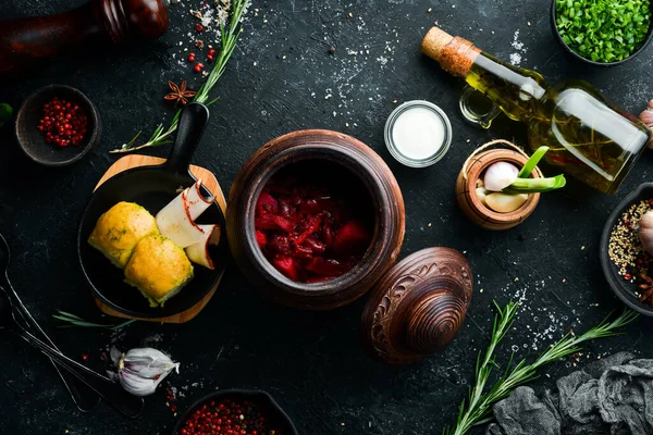 Ukrayna yemeği. Domuz yağlı borç, sarımsak ve siyah taşlı donut. Üst Manzara. Kırsal biçim.