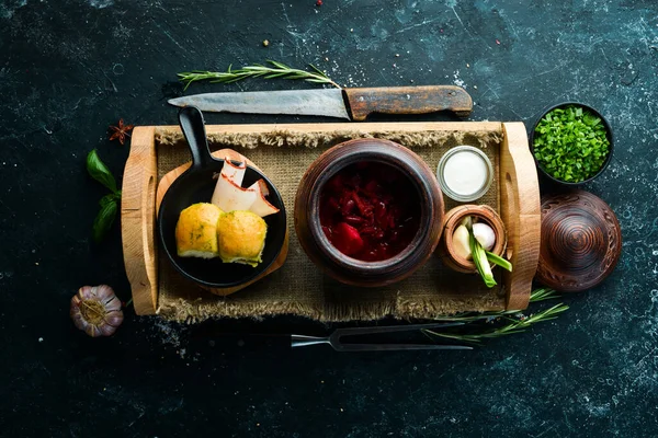 Ukrayna yemeği. Domuz yağlı borç, sarımsak ve siyah taşlı donut. Üst Manzara. Kırsal biçim.