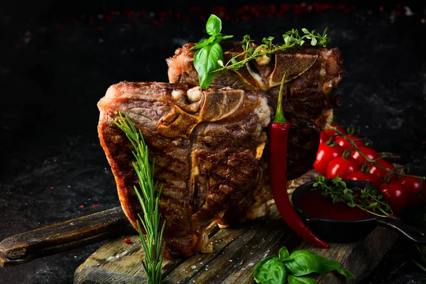 Zwei Saftige Steaks Vom Grill Mit Gewürzen Und Kräutern Auf — Stockfoto