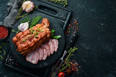 Tütsülenmiş domuz eti. Kızarmış et. Üst Manzara. Metin için boş alan.