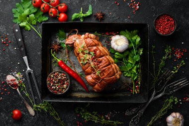 Tütsülenmiş domuz eti. Kızarmış et. Üst Manzara. Metin için boş alan.