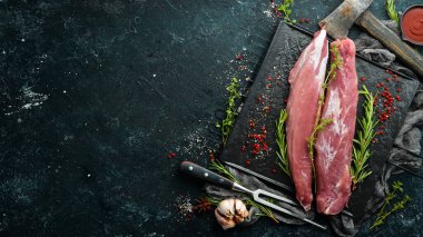 - Et. Siyah taşlı arka planda baharatlı çiğ domuz filetosu. Üst Manzara. Kırsal biçim.