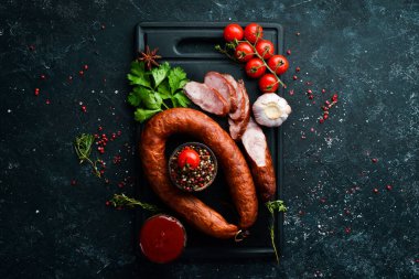 Sarımsaklı, baharatlı ve otlu füme salam. Üst Manzara. Metin için boş alan.