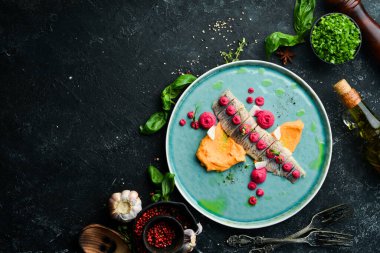 Tabakta sos olan tuzlu ringa filetosu. Üst Manzara. Kırsal biçim.