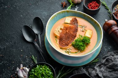 Sağlıklı yiyecekler. Bezelye kremalı çorba ve siyah taşlı bir tabakta tost. Üst Manzara. Kırsal biçim.