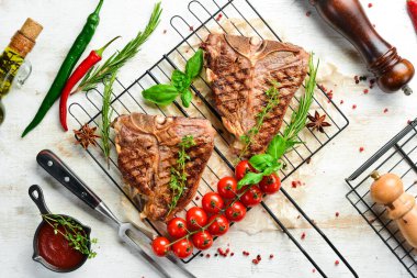 Beyaz ahşap arka planda biberiyeli ızgara biftek. Üst Manzara. Kırsal biçim.