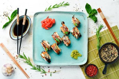 Suşi, yılan balığı, wasabi ve soya soslu. Japon yemeği. Üst Manzara. Kırsal biçim.