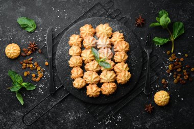 Kurabiye. Çaya karşılık şeker. Üst görünüm, ücretsiz kopyalama alanı.