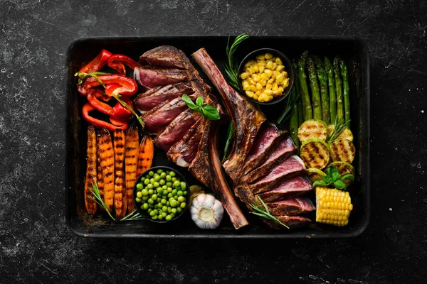 Grillezett Marhahús Grillezett Zöldségekkel Spárga Kukorica Cukkini Sárgarépa Rozmaring Tomahawk — Stock Fotó