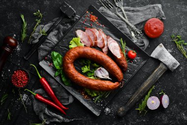 Sarımsaklı, baharatlı ve otlu füme salam. Üst Manzara. Metin için boş alan.