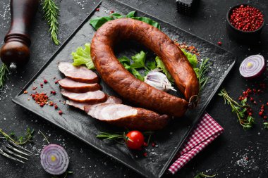 Sarımsaklı, baharatlı ve otlu füme salam. Üst Manzara. Metin için boş alan.