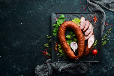 Sarımsaklı, baharatlı ve otlu füme salam. Üst Manzara. Metin için boş alan.