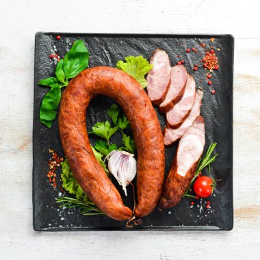 Sarımsaklı, baharatlı ve otlu füme salam. Üst Manzara. Metin için boş alan.