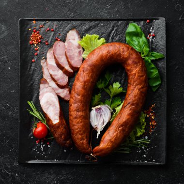 Sarımsaklı, baharatlı ve otlu füme salam. Üst Manzara. Metin için boş alan.