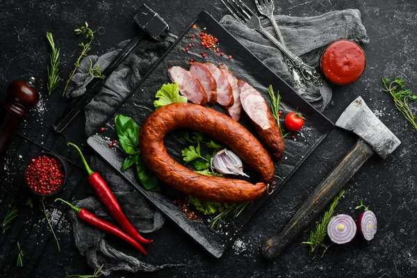 Sarımsaklı, baharatlı ve otlu füme salam. Üst Manzara. Metin için boş alan.