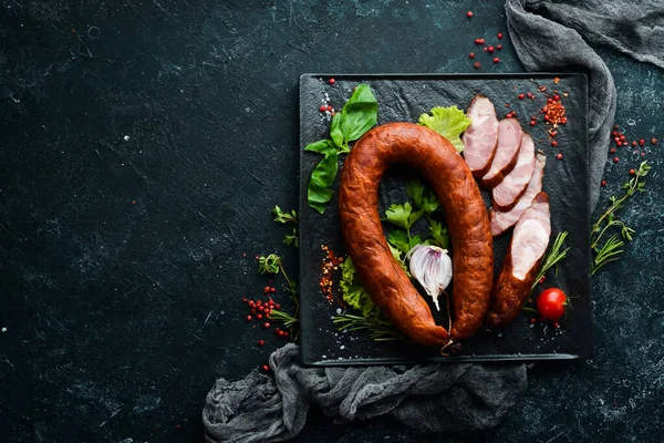 Sarımsaklı, baharatlı ve otlu füme salam. Üst Manzara. Metin için boş alan.